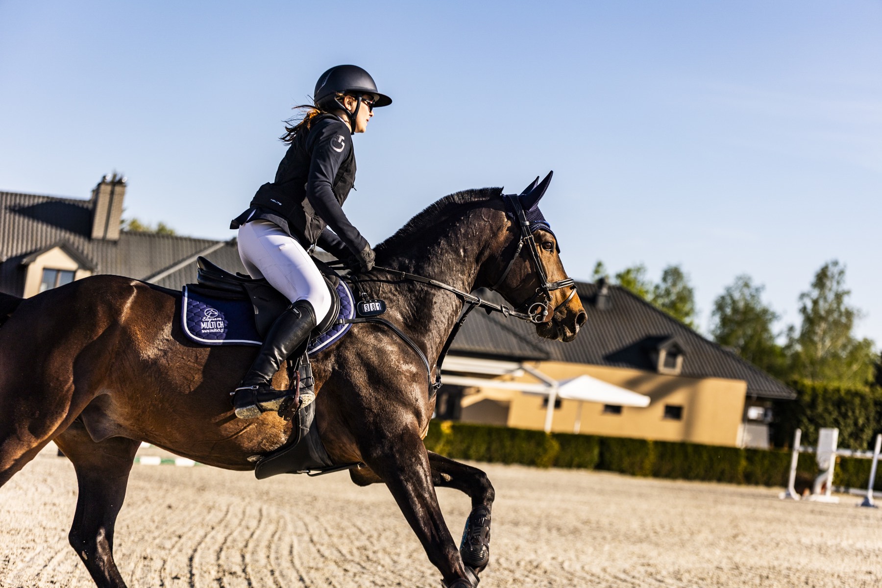Zawodniczka MultiCH Horse Team podczas treningu na koniu sportowym